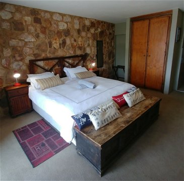 Red Sky Lodge, Sky Lodge - Lower West Honey bedroom