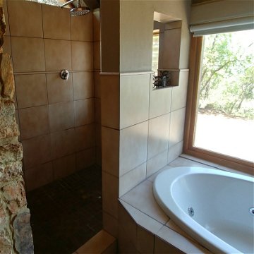 Red Sky Lodge - Lower west spa bath and big walk-in shower with a view over the Hartbeespoort valley