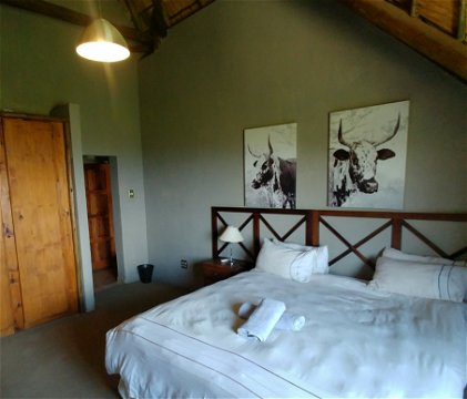 Red Sky Lodge, Sky Lodge - Upper East bedroom, Farm life!