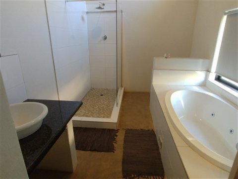 Sunset Lodge - En-suite bathroom 4 with spa bath and big walk in shower