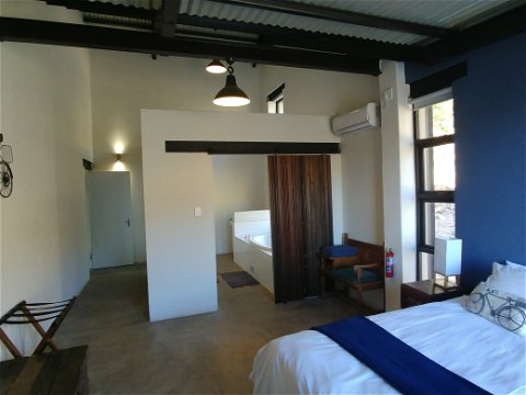 Sky Lodge, Hartbeespoort - Sunset Lodge, en-suite bedroom 4 with spa bath and walk in shower