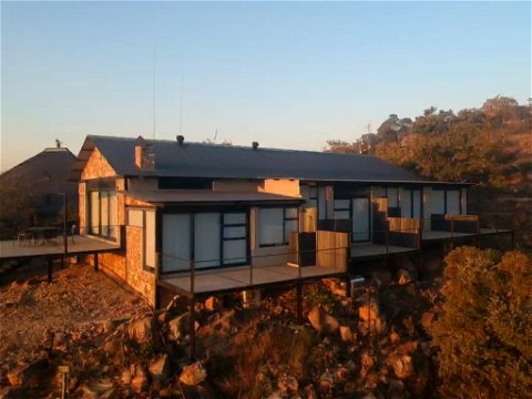 Sunset Lodge at Sky Lodge - Private lodge overhanging the gorge, Hartbeespoort self catering