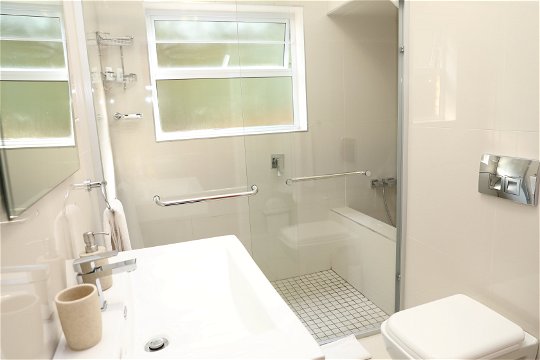 Family Suite - Bathroom with maxi shower and mini bath