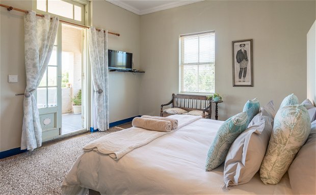 guest house, large king bedroom, ensuite, self catering, luxurious, farmhouse, getaway