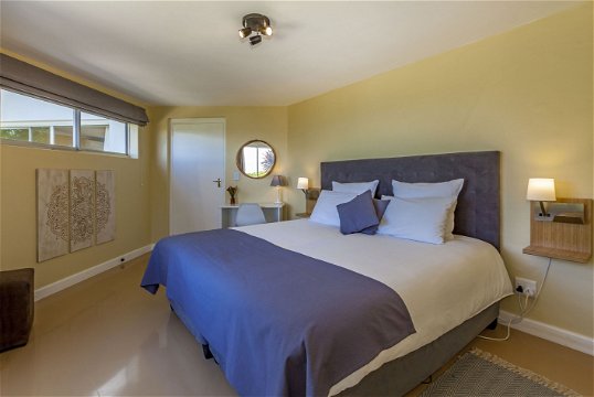 R3 Zebra Apartment - Kingsize bed with desk