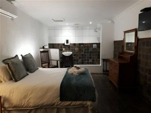 Luxury private room for a couple, Autumn Breeze Manor and Lodge B&B