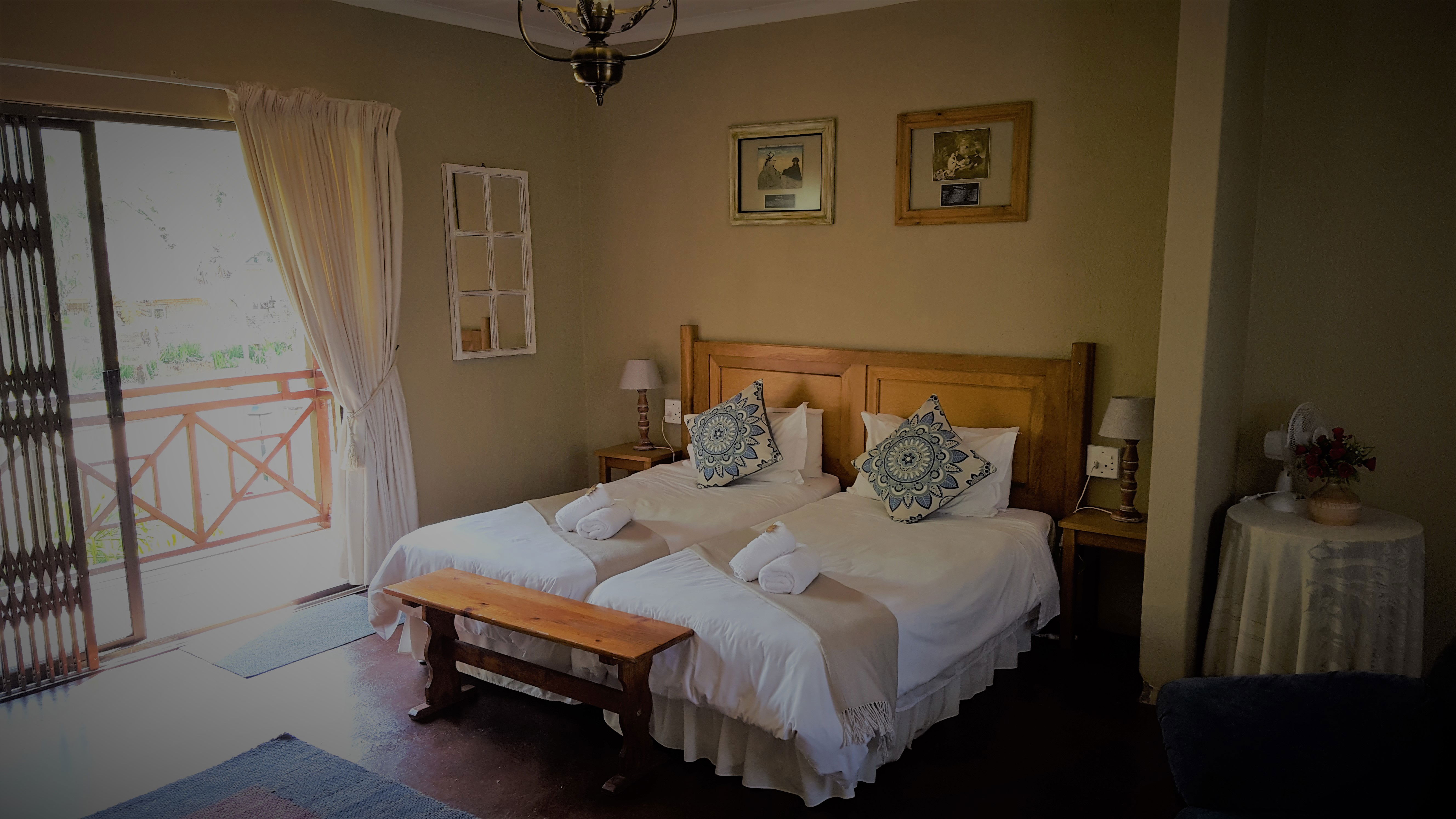 Twin room with private entrance: First floor @ Autumn Breeze Manor 