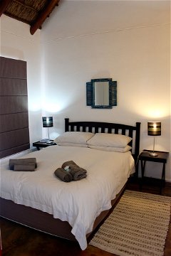 Hardetjie  - The main bedroom has a double bed and a view of the beach and lagoon.