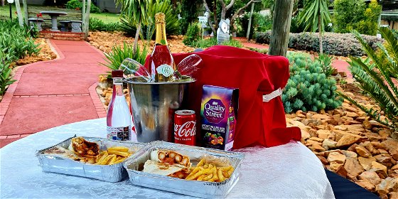 (Lunch Picnic) Wraps, Sparkling Wine & Spa