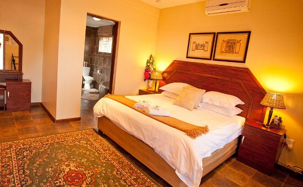 Double Bedroom with Bath & Shower, Magalies Mountain Lodge Double Bedroom with Bath & Shower, Magalies Mountain Lodge