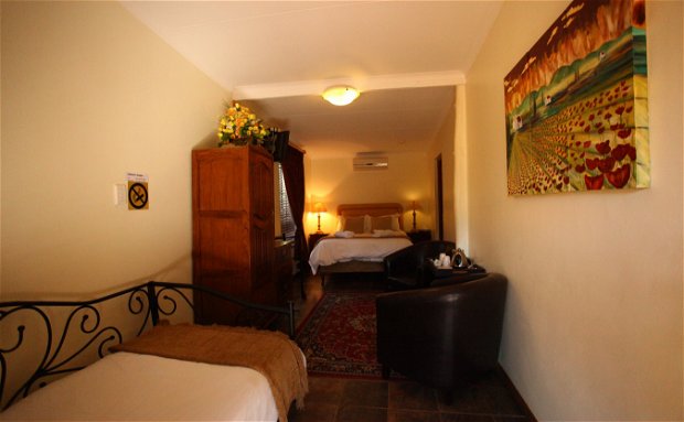 Double Bedroom with Bath, Magalies Mountain Lodge