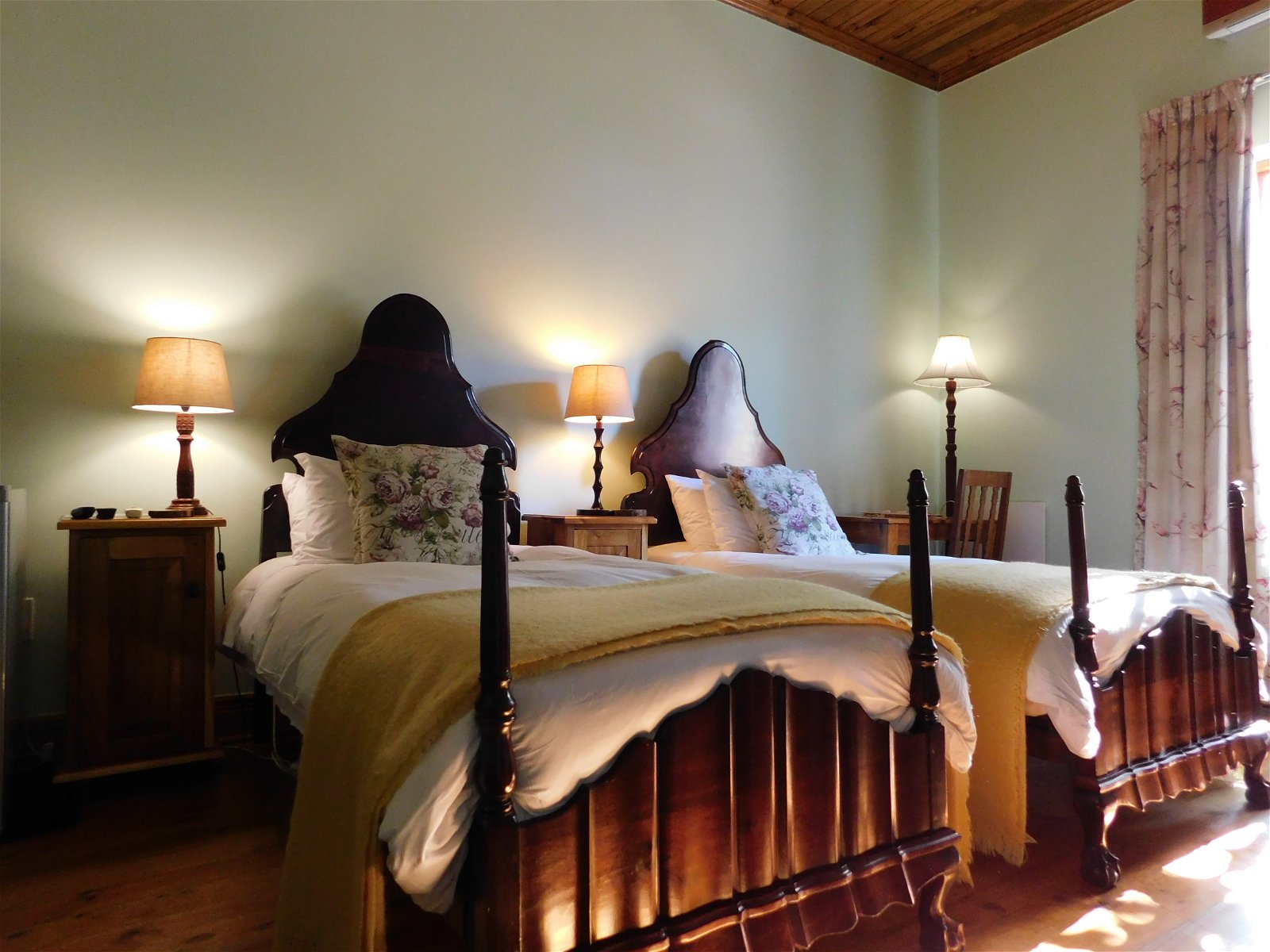 Train room, twin beds, Angler and Antelope accommodation, Somerset East