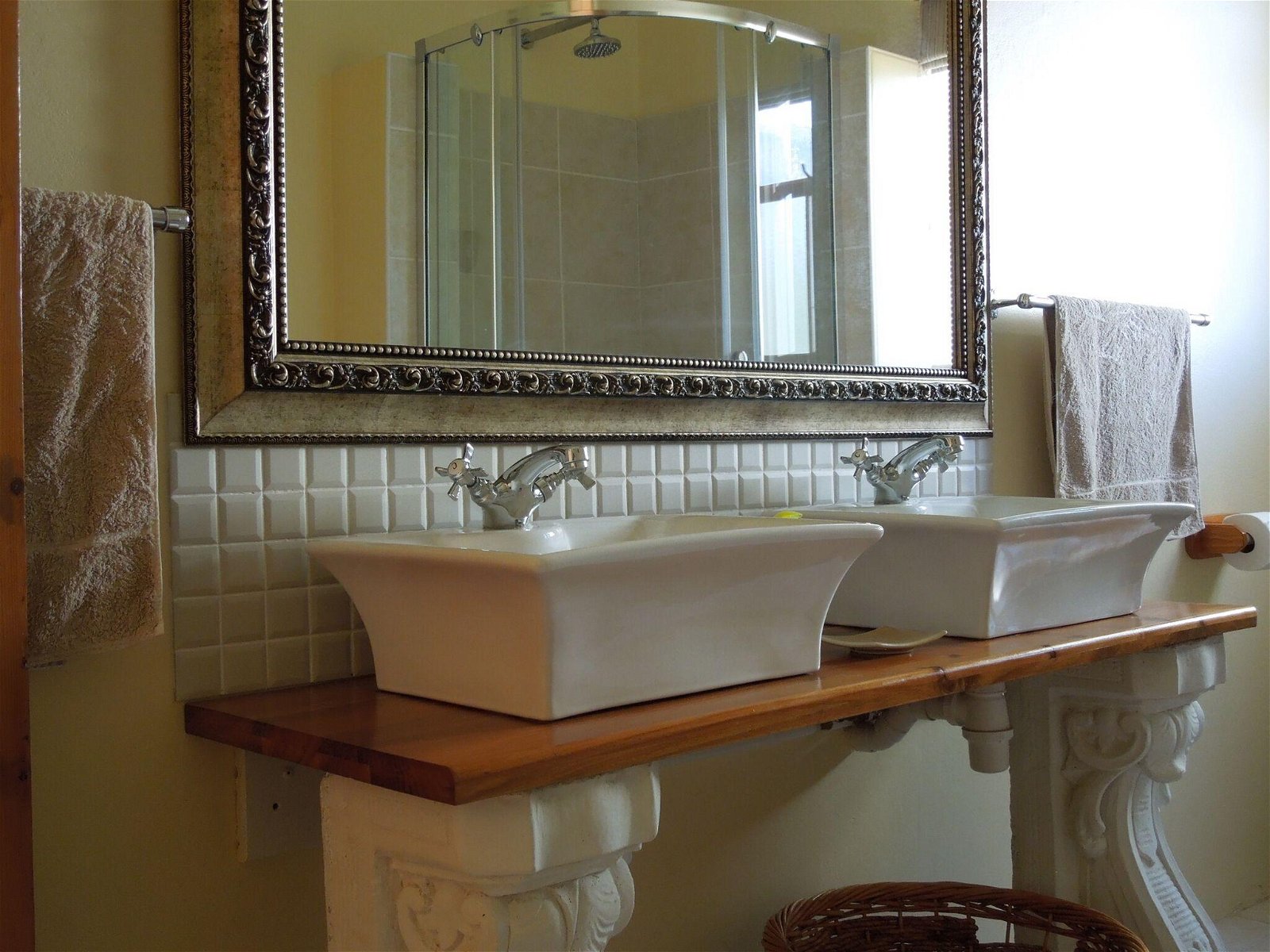 Bathrooms at the Angler and Antelope in Somerset East