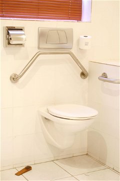 Bathroom, Wheelchair-friendly Room, á La Martha’s Air-Port Guest House