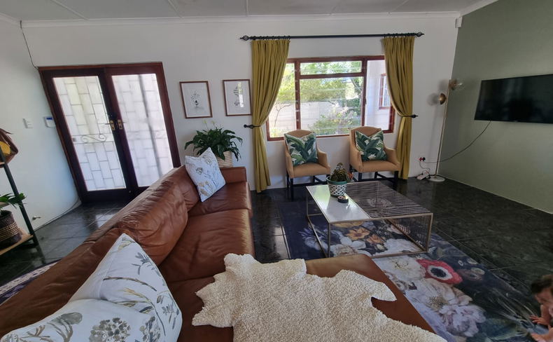 Geseënd, Hermanus Holiday Rentals, Holiday home close to Hermanus CBD Geseënd, Hermanus Holiday Rentals, Holiday home close to Hermanus CBD
