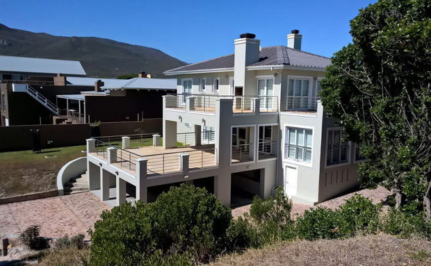 Hermanus Holiday Rentals, Mystic Breeze, Self-catering accommodation for 12 people in Sandbaai, Holiday house with a hot tub, House with beautiful sunsets, Hermanus Holiday Rentals Hermanus Holiday Rentals, Mystic Breeze, Self-catering accommodation for 12 people in Sandbaai, Holiday house with a hot tub, House with beautiful sunsets, Hermanus Holiday Rentals