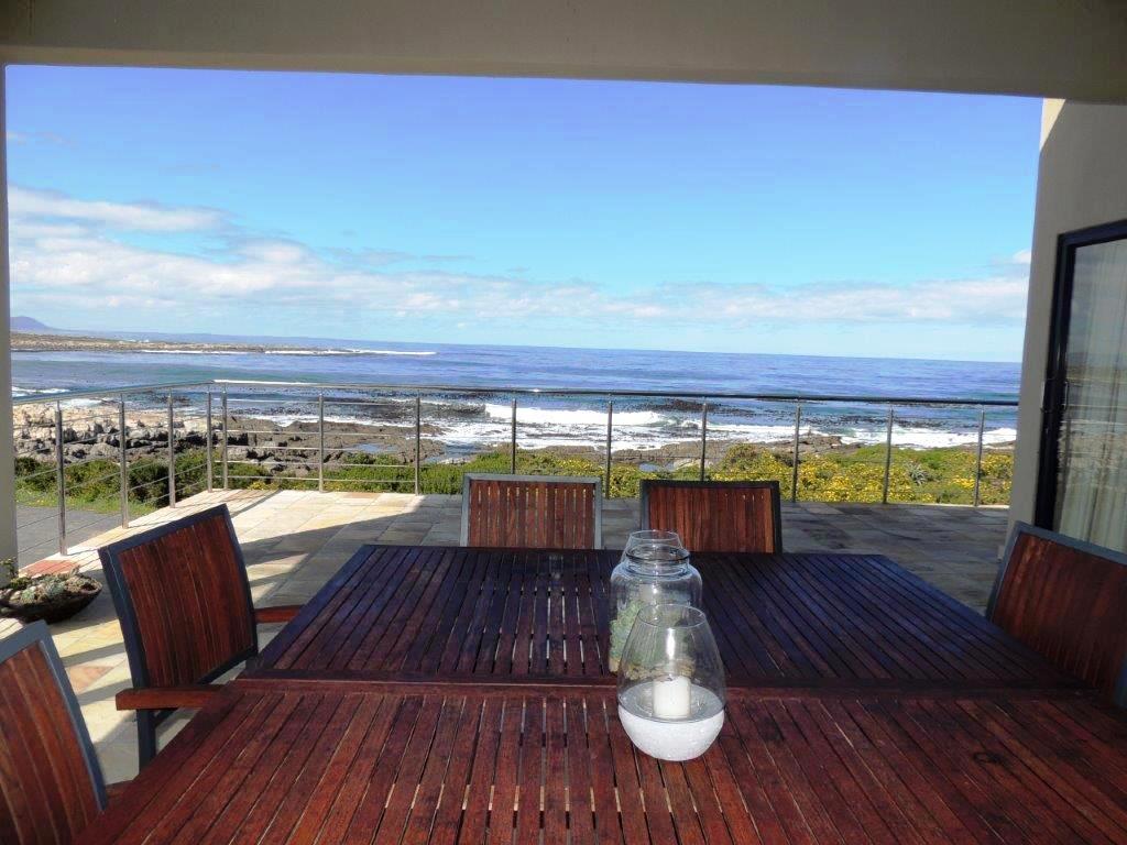 Whalesong Villa, Hermanus Holiday Rentals, self catering seafront holiday home
