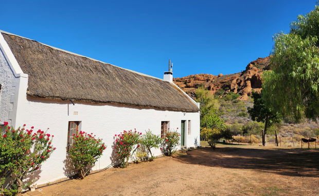 Red stone hills Birds nest Cottage Accommodation