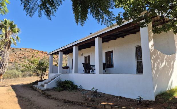 Red stone hills Vineyard Cottage Accommodation
