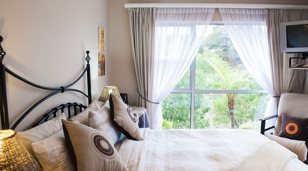 Queen Room 2 with en-suite Shower/Bath