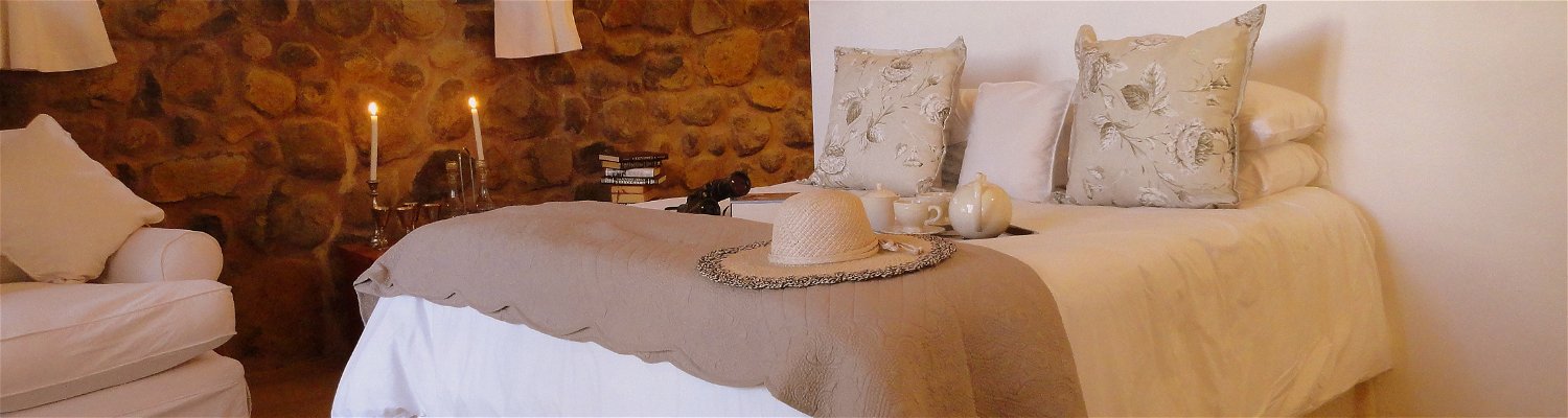 Queen size bed in the double en suite bedroom at Porcupine Self Catering Cottage at Amohela ho Spitskop Country Retreat & Conservancy between Ficksburg & Clocolan in the Eastern Free State