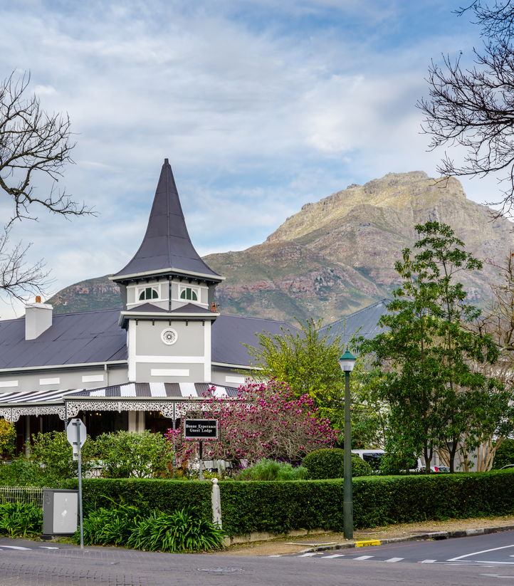 Bonne Esperance Guest house with Stellenbosch mountain behind