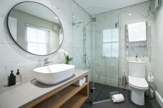 Round mirror, walk in shower