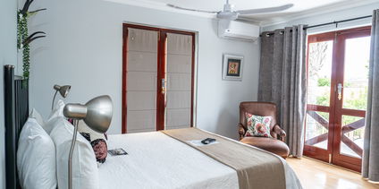  Luxury Queen (with Juliet balcony) Room 2