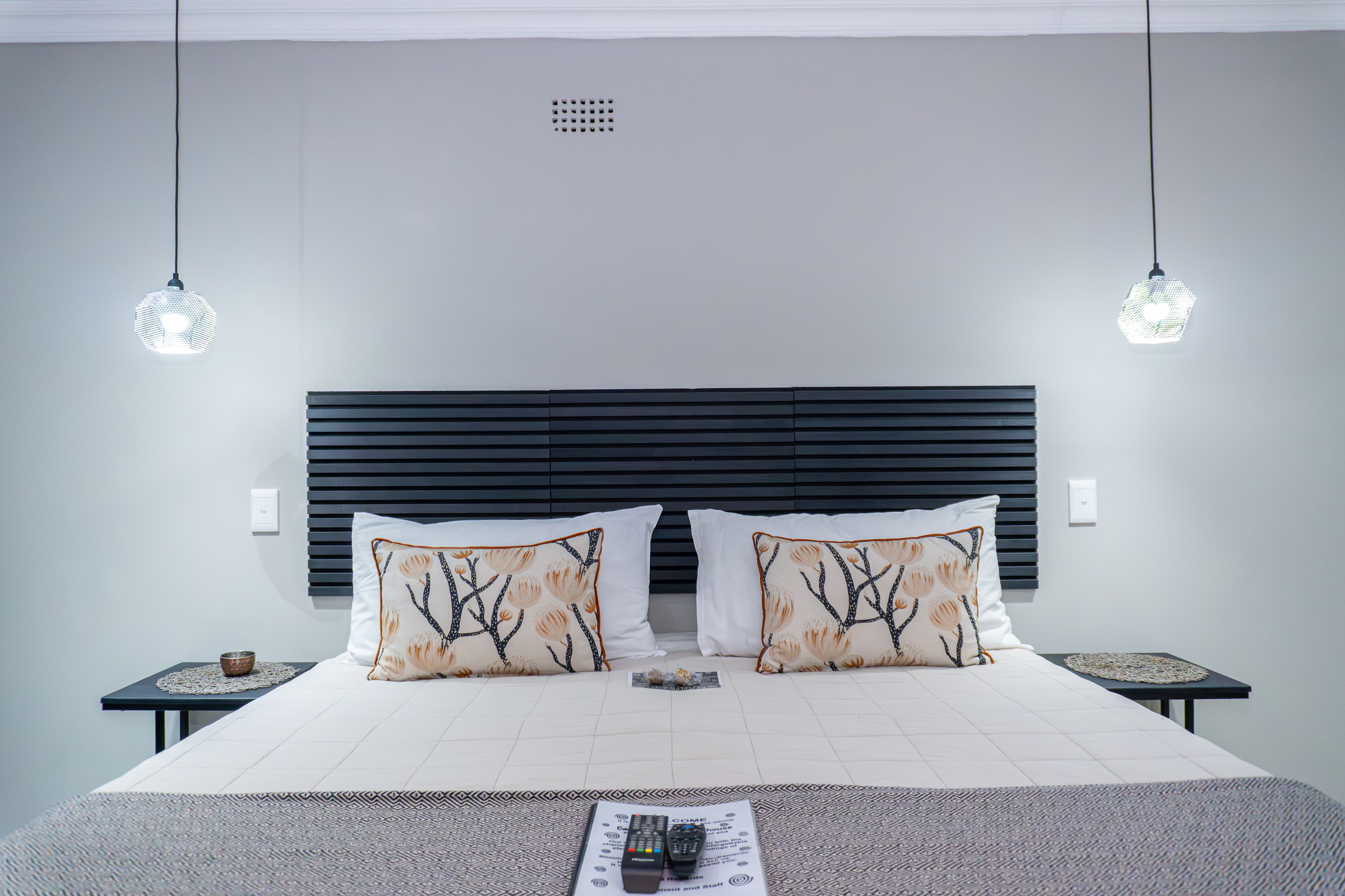 Deluxe King/Twin Room 4 - Earthbound Guest House Deluxe King/Twin Room 4 - Earthbound Guest House
