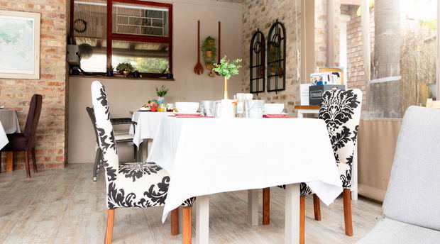 Breakfast Room @ Earthbound Guesthouse Breakfast Room @ Earthbound Guesthouse