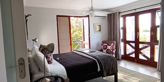  Luxury Queen (with Juliet balcony) Room 2