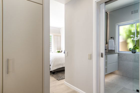 Main bedroom's en suite bathroom Main bedroom's en suite bathroom