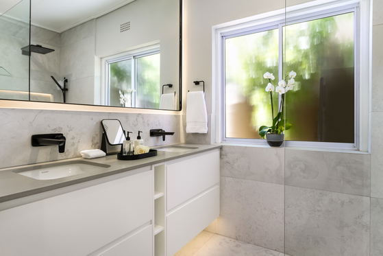 Main bedroom's en suite bathroom Main bedroom's en suite bathroom
