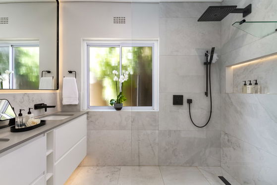 Main bedroom's en suite bathroom Main bedroom's en suite bathroom