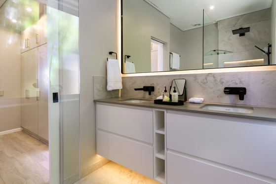 Main bedroom's en suite bathroom Main bedroom's en suite bathroom