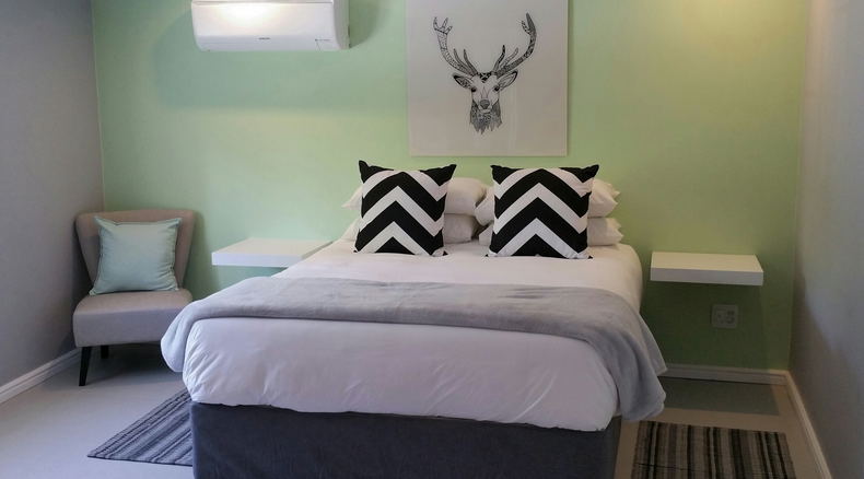 Studio with queen size bed, decorated wit a hint of mint. En-Suite bathroom with shower. Coffee and tea facilities included.