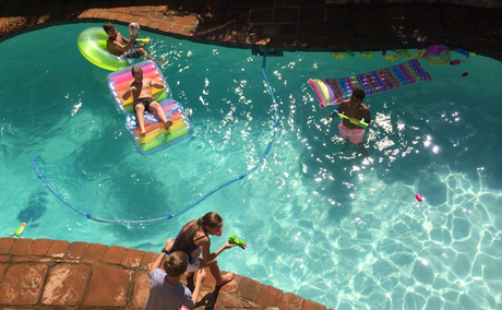 Does Ingwenya Lodge have a swimming pool