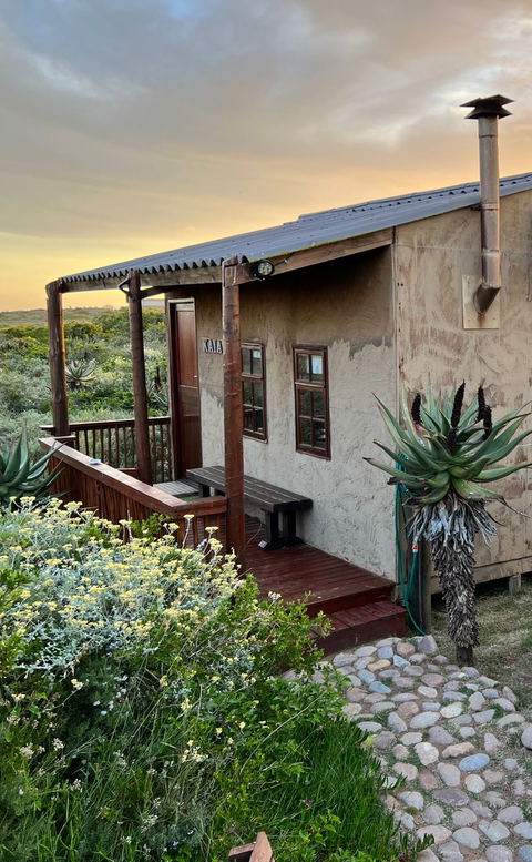 Kaia, a piece of peace, off the grid, in the bush close to the beach a cosy cabin for two, ideal for nature lovers.