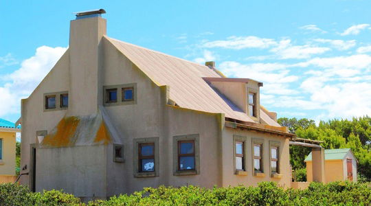 Mosselkraker ajacent to golf course and a north view over fynbos.