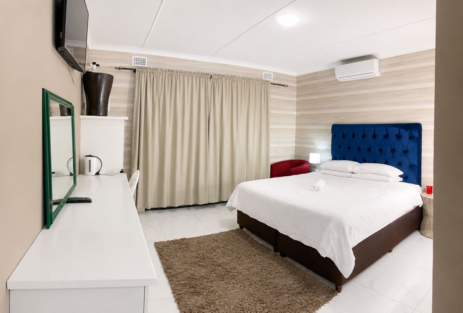 KING ROOM 08