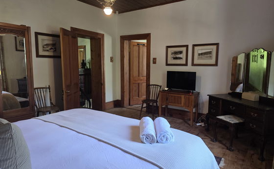 Room One (London News) Self-Catering/B&B in the Historic Manor House 