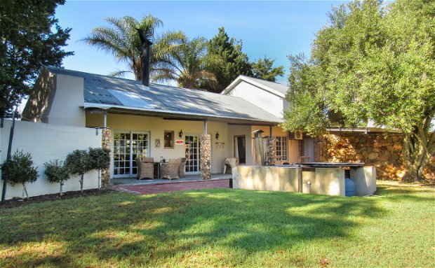 Bergsicht Cottages, Ruby Star Farm cottage, sleeps 4 persons, with indoor fire place, outdoor braai and outside wood fire heated hot tub