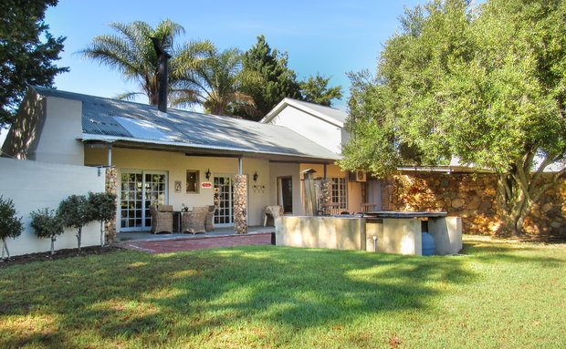 Bergsicht Cottages, Ruby Star Farm cottage, sleeps 4 persons, with indoor fire place, outdoor braai and outside wood fire heated hot tub