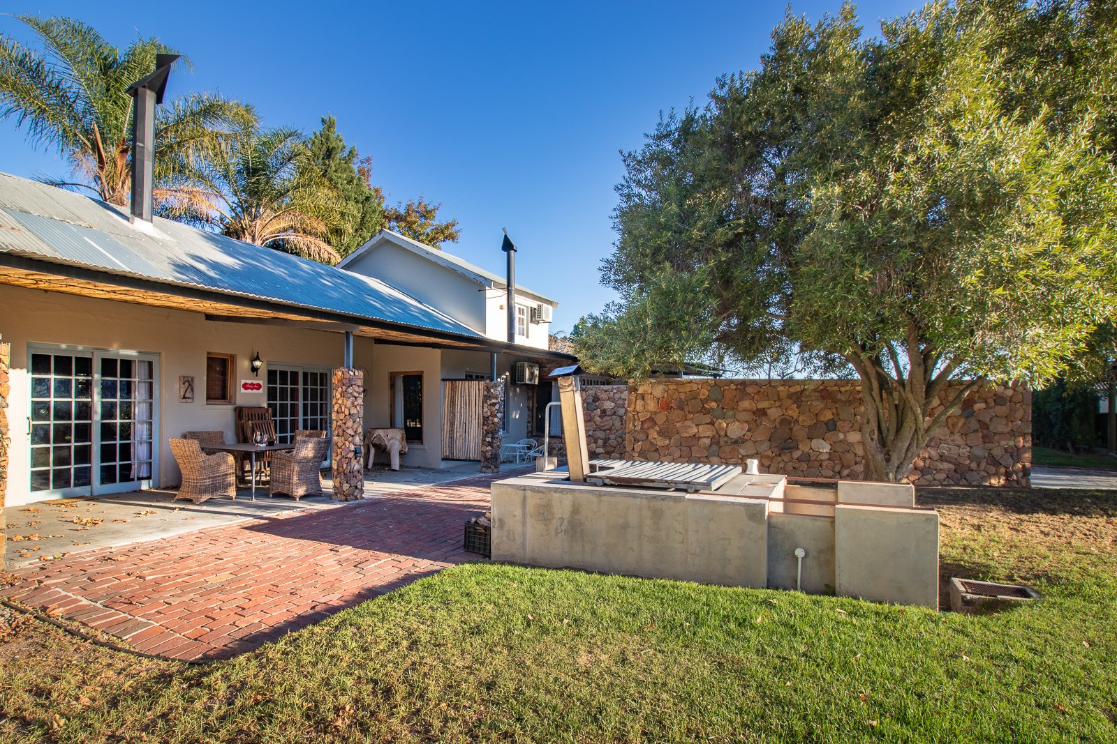 Bergsicht Farm Cottage, Ruby Star sleeps 4 persons, with a fireplace, braai and wood fire heated hot tub