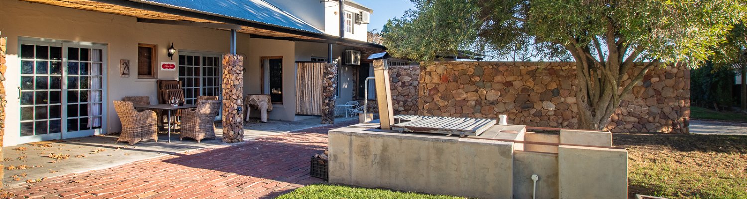 Bergsicht Farm Cottage, Ruby Star sleeps 4 persons, with a fireplace, braai and wood fire heated hot tub