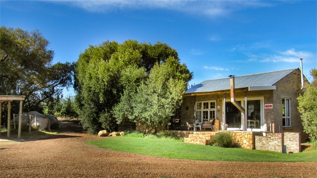 Bergischt Cottages, Angelino Farm cottage, with fire place,braai and wood fire heated hot tub