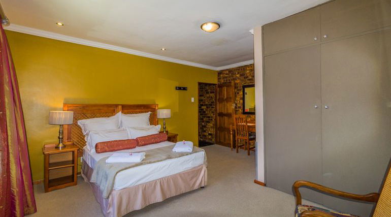 Romantic suite with old style bath and king bed Romantic suite with old style bath and king bed