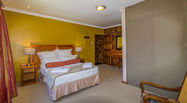 Romantic suite with old style bath and king bed