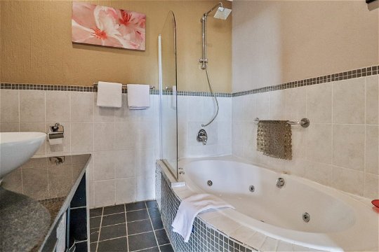 King Executive Suite with Jacuzzi bath - Grace Place Bed and Breakfast  Pretoria