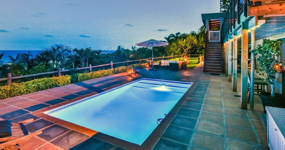 View of the Ocean from the pool area - Self Catering Apartments in Ballito